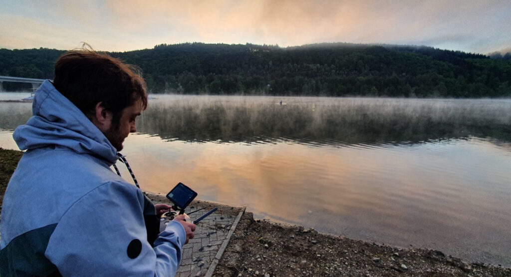 Mann mit Kamera am Biggesee