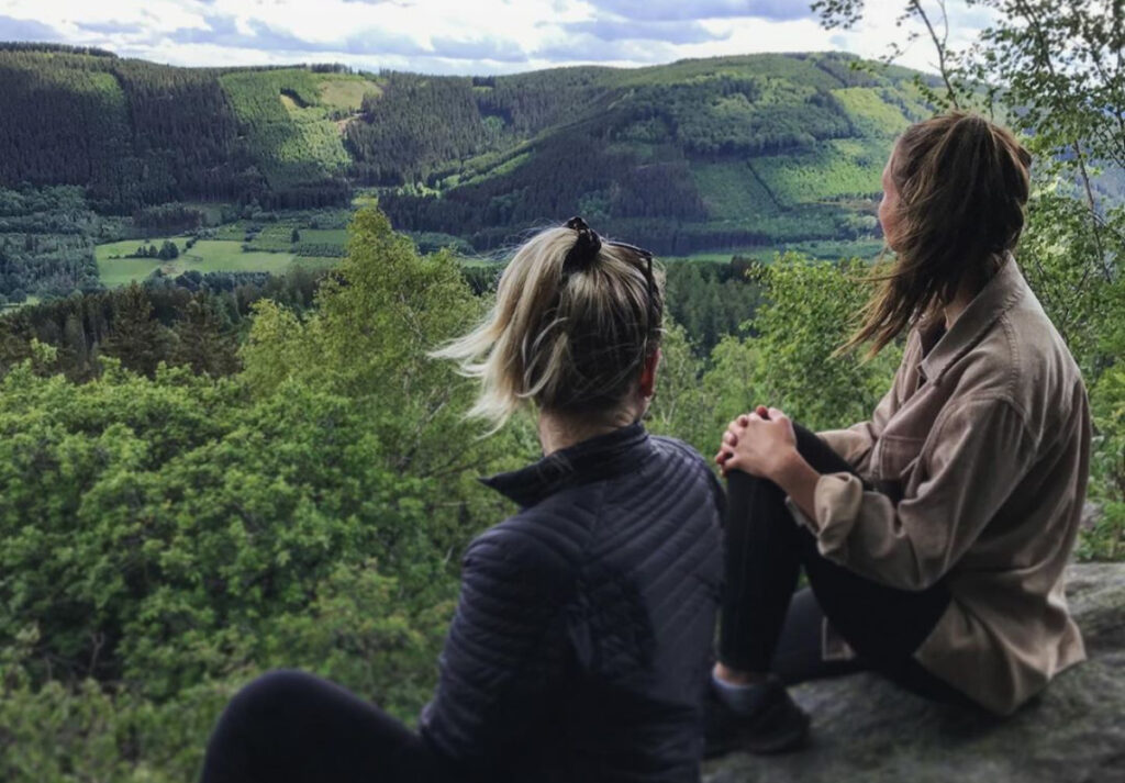 Zwei Frauen mit Ausblick auf die Natur