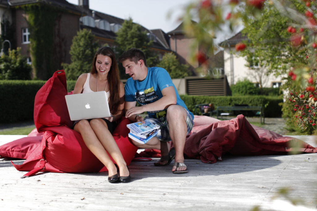 Zwei Studierende am Laptop