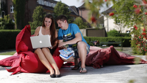 Zwei Studierende am Laptop