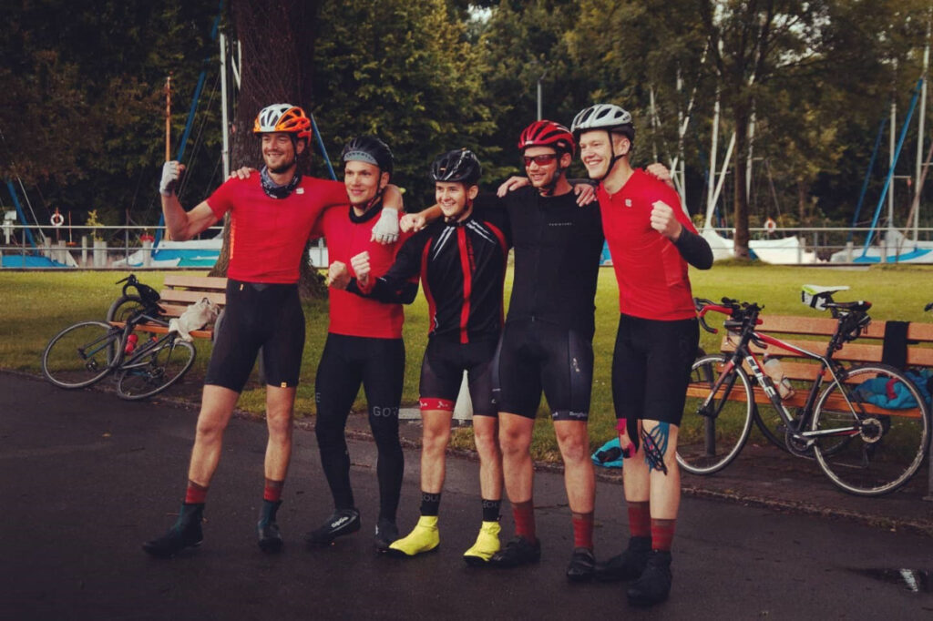 Männer in Fahrradkleidung in Freude