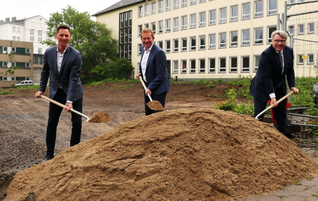 Männer schaufeln Erde