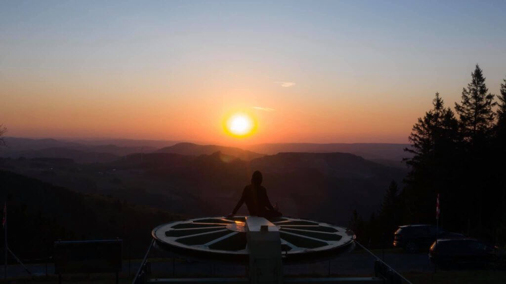 Mensch auf Turm bei Sonnenuntergang