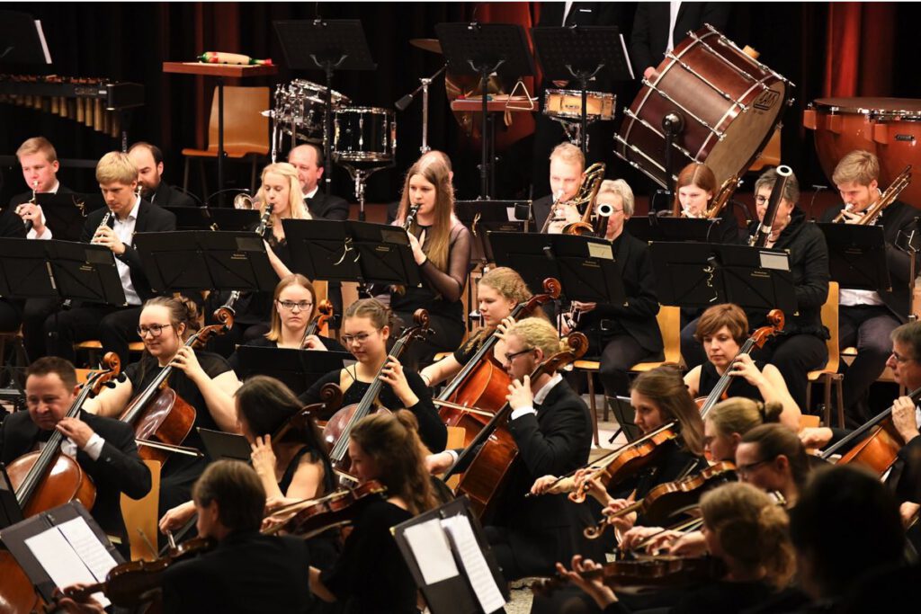 Musiker spielen in einem Orchester zusammen