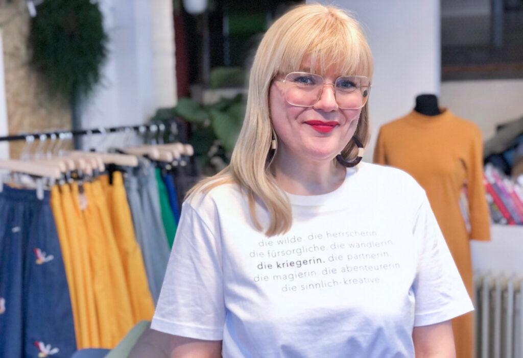 Frau in Bekleidungsgeschäft