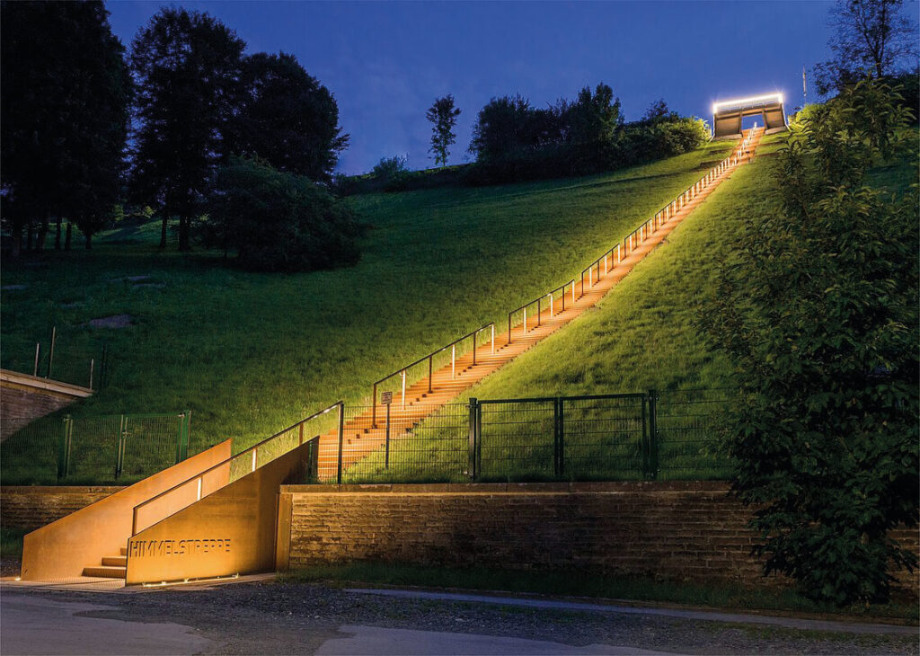 Beleuchtetet Treppe aus Stahl in der Nacht