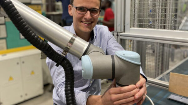 Ein junger Mann konfiguriert einen Roboter