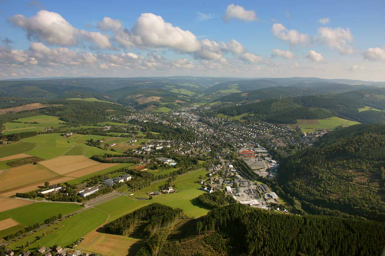 Luftaufnahme von Stadt Bad Berleburg mit Natur