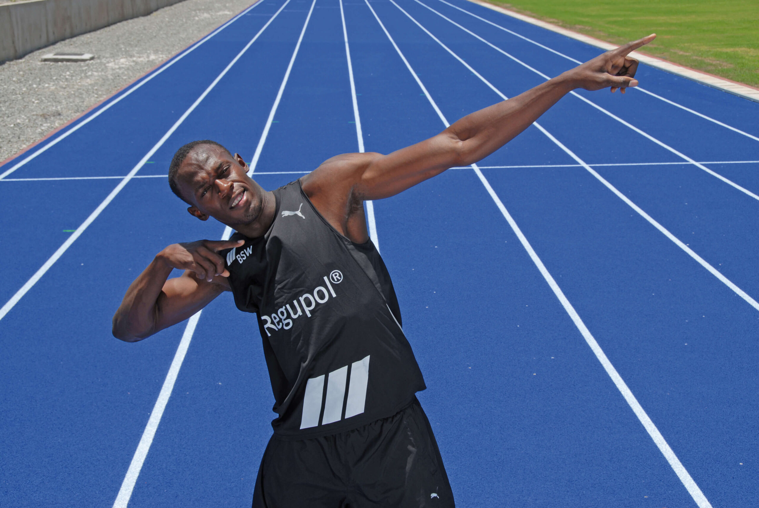 Sprinter Usain Bolt jubelt auf Tartanbahn