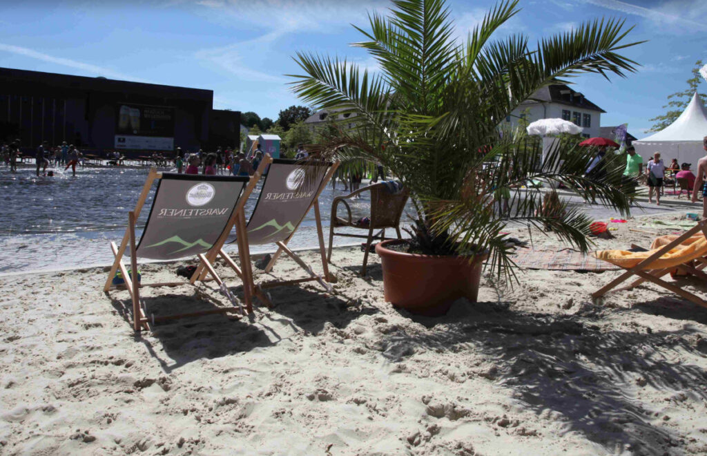 Strand, Wasser und Liegestühle