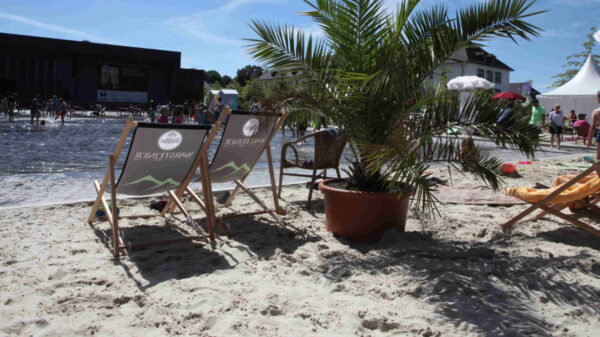 Strand, Wasser und Liegestühle