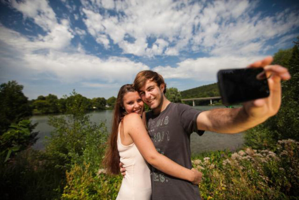 Pärchen macht ein Selfie
