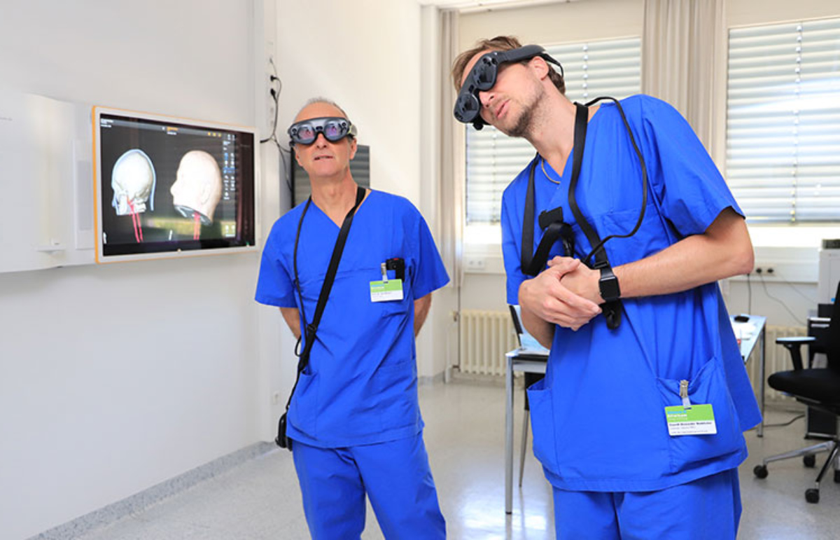 Zwei Ärzte mit AR-Brillen auf
