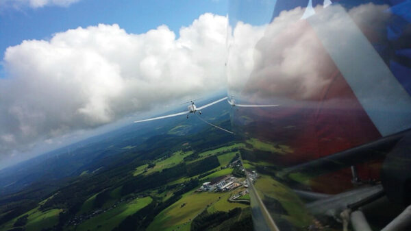 Blick über eine waldige Landschaft aus einem Segelflugzeug