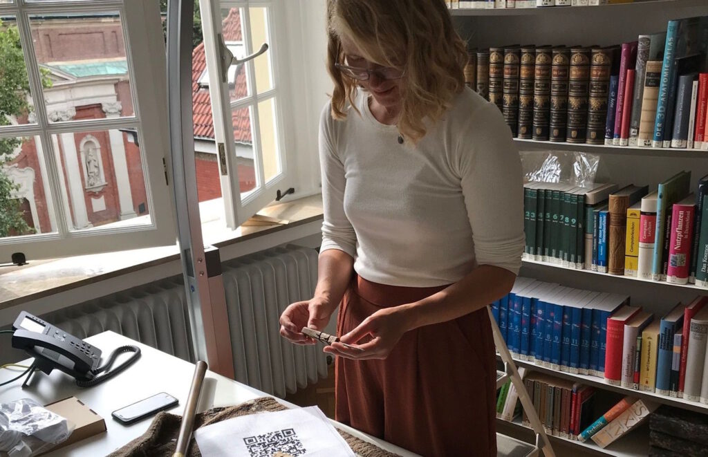 Frau an Schreibtisch