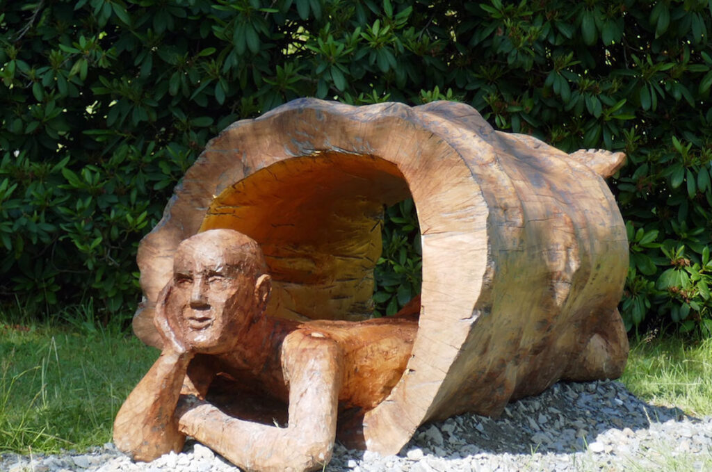 Kunstwerk Mann im Baum