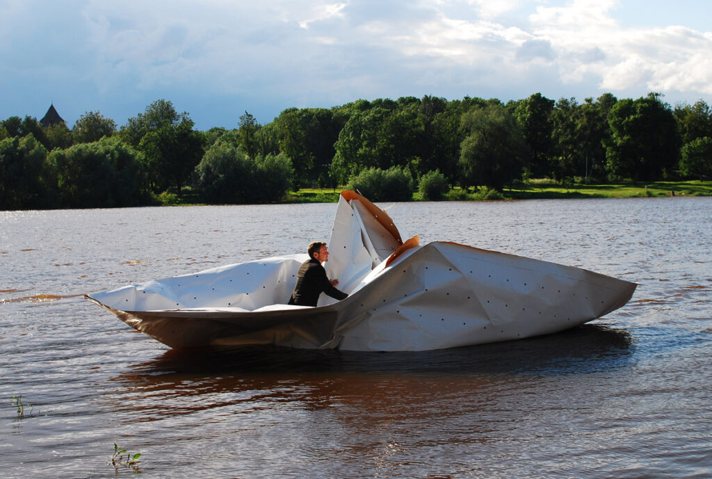 Papierschiff auf See