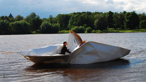 Papierschiff auf See