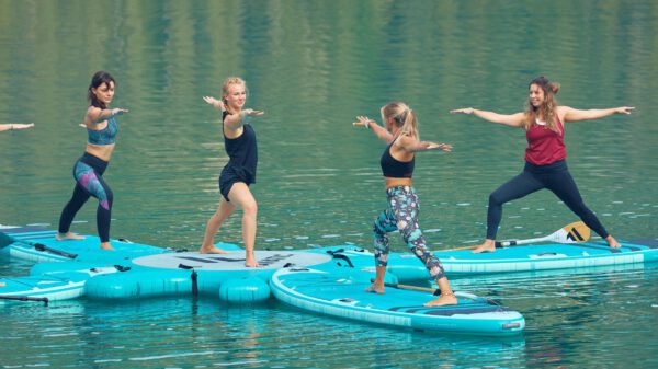 Frauen stehen auf SUP auf dem Wasser