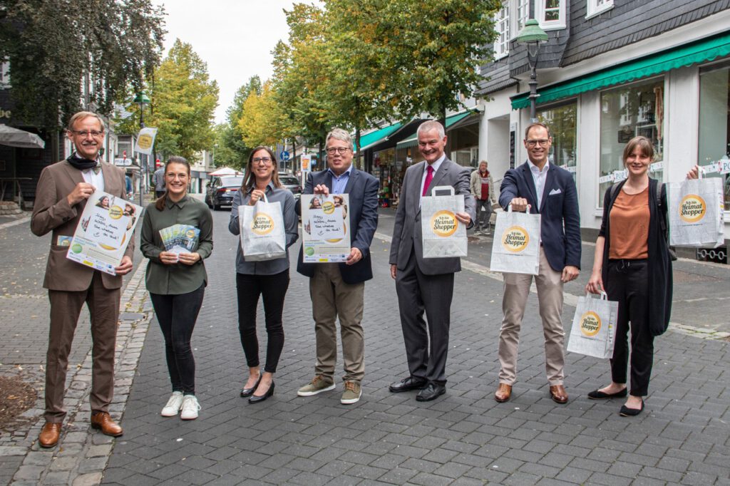 Leute mit Tüten in der Hand in Straße