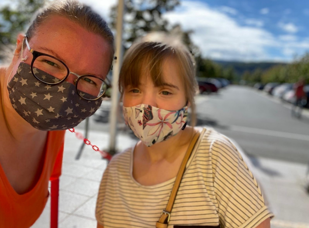 Zwei Menschen mit Masken