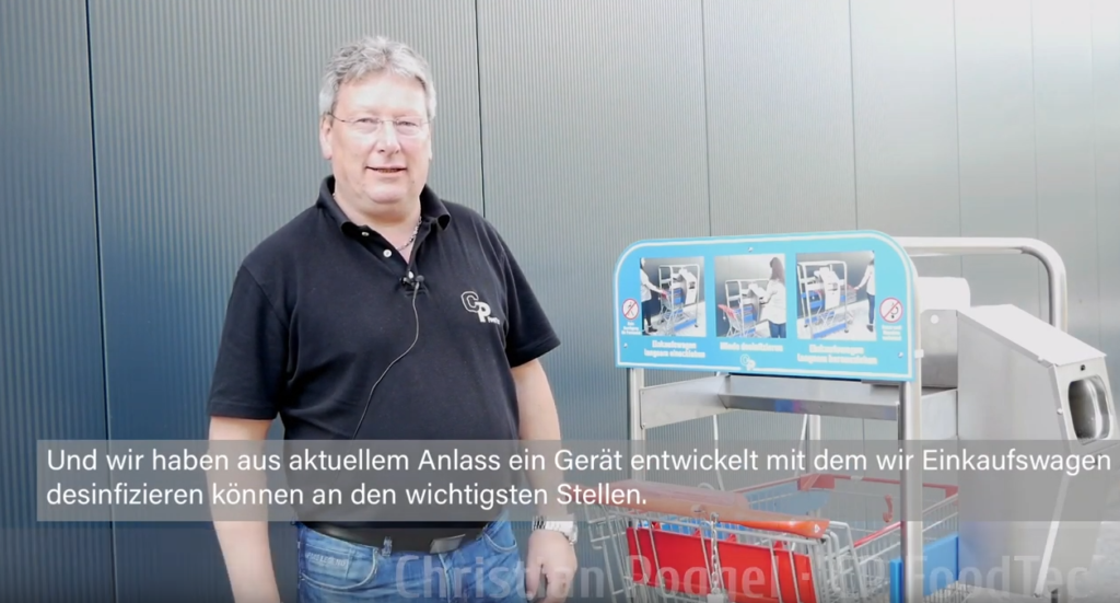 Mann steht vor Gebäude neben Gerät