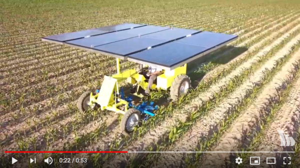 Traktor von oben, der auf einem Feld arbeitet