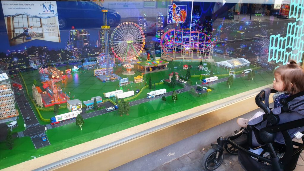 Modell-Kirmes in Schaufenster