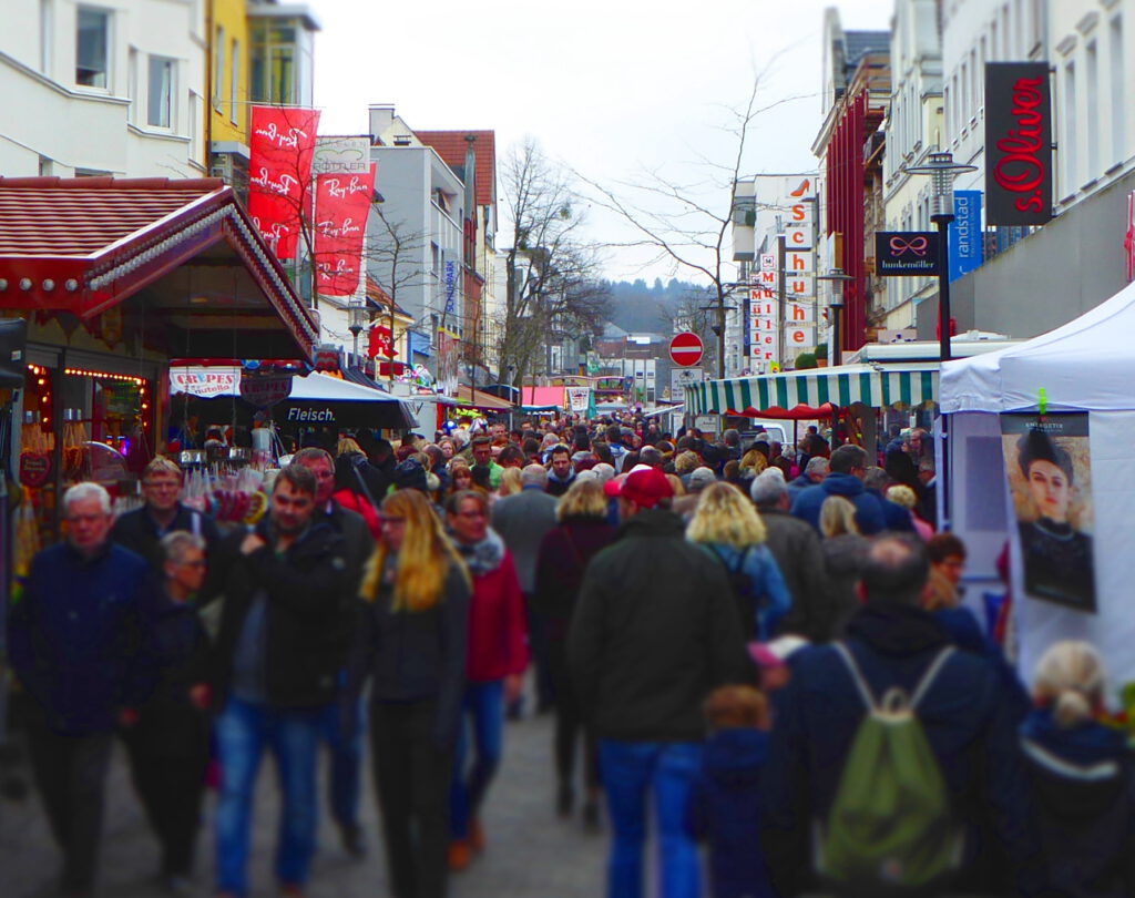 Gasse mit vielen Menschen