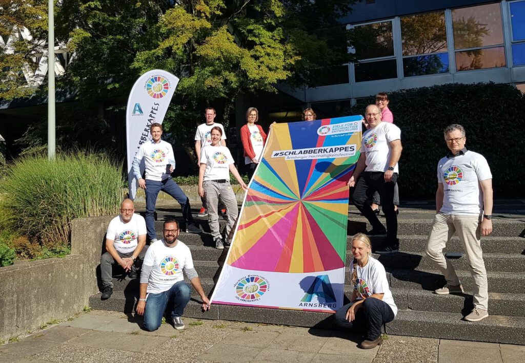 Menschen mit weißen T-Shirt, die Flagge halten