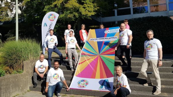 Menschen mit weißen T-Shirt, die Flagge halten