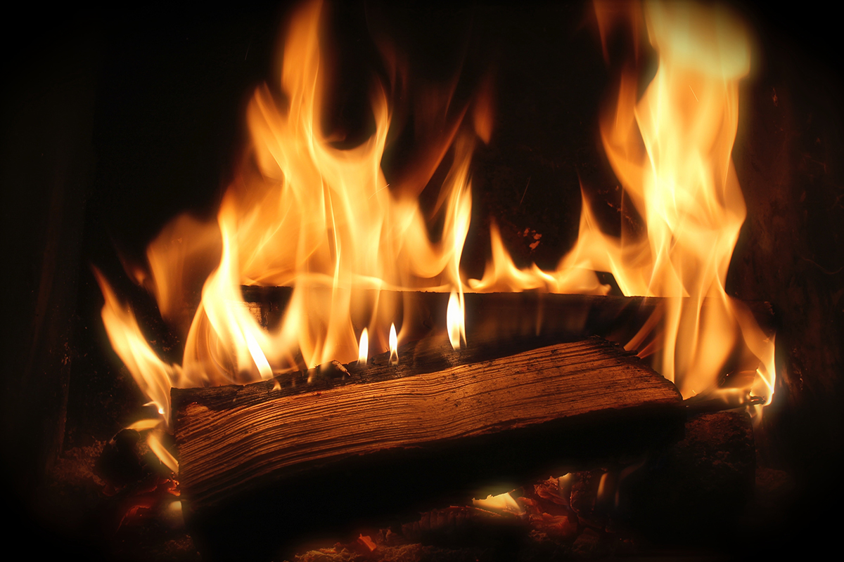 Brennende Holzscheite auf einem Stapel