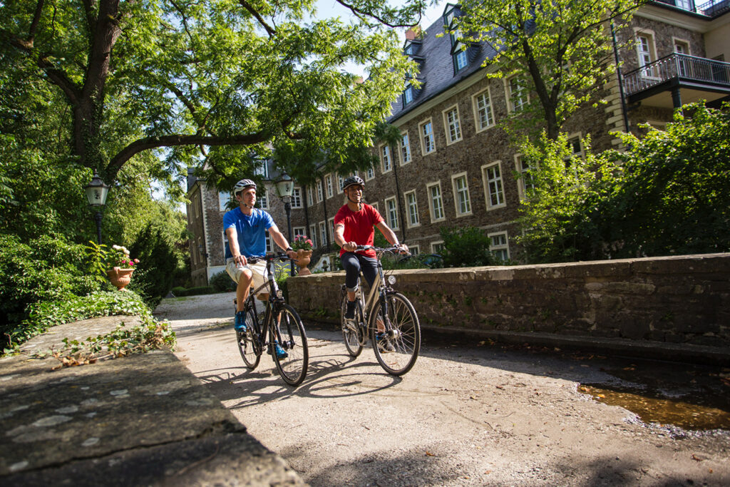 zwei Menschen auf einem Fahrrad