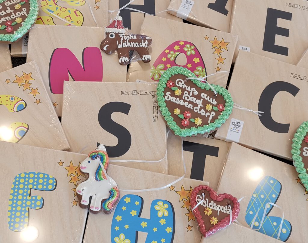 Buchstaben, Lebkuchenherzen und Deko