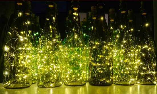 Flaschen mit Lichterketten