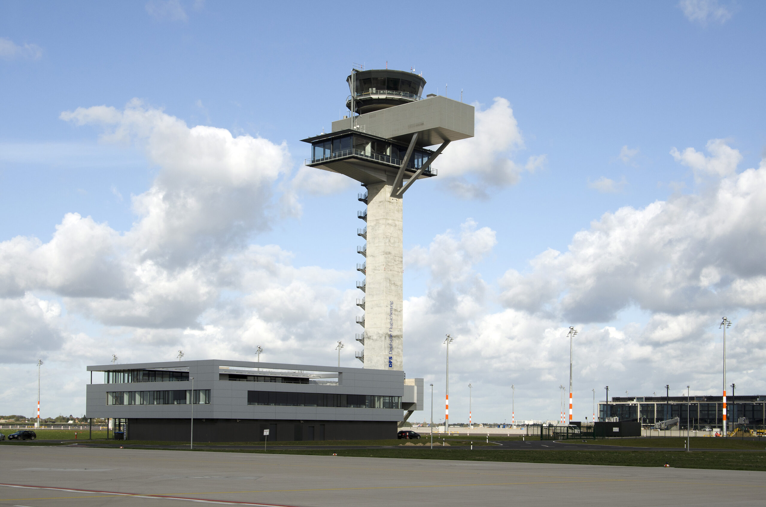 Flughafen Tower und ein Gebäude