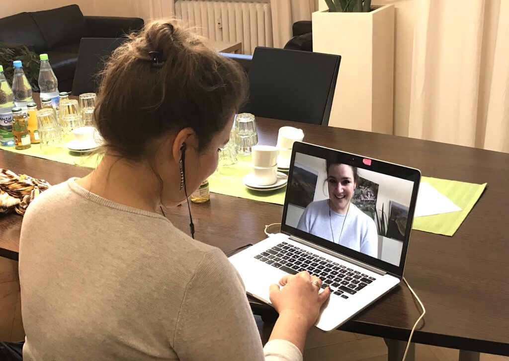 Frau sitzt vor ihrem Laptop