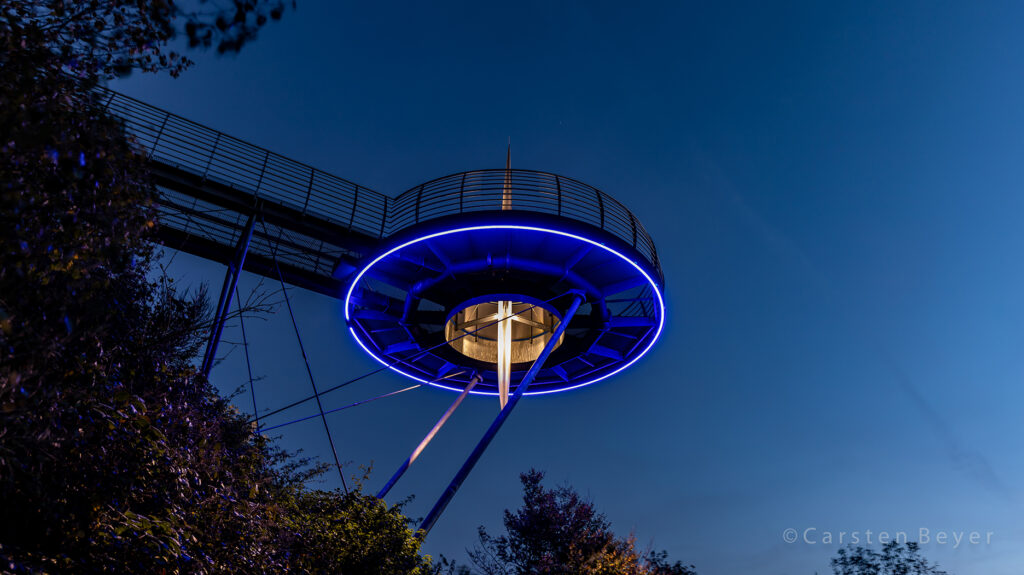 Aussichtsplattform bei Nacht von unten fotografiert