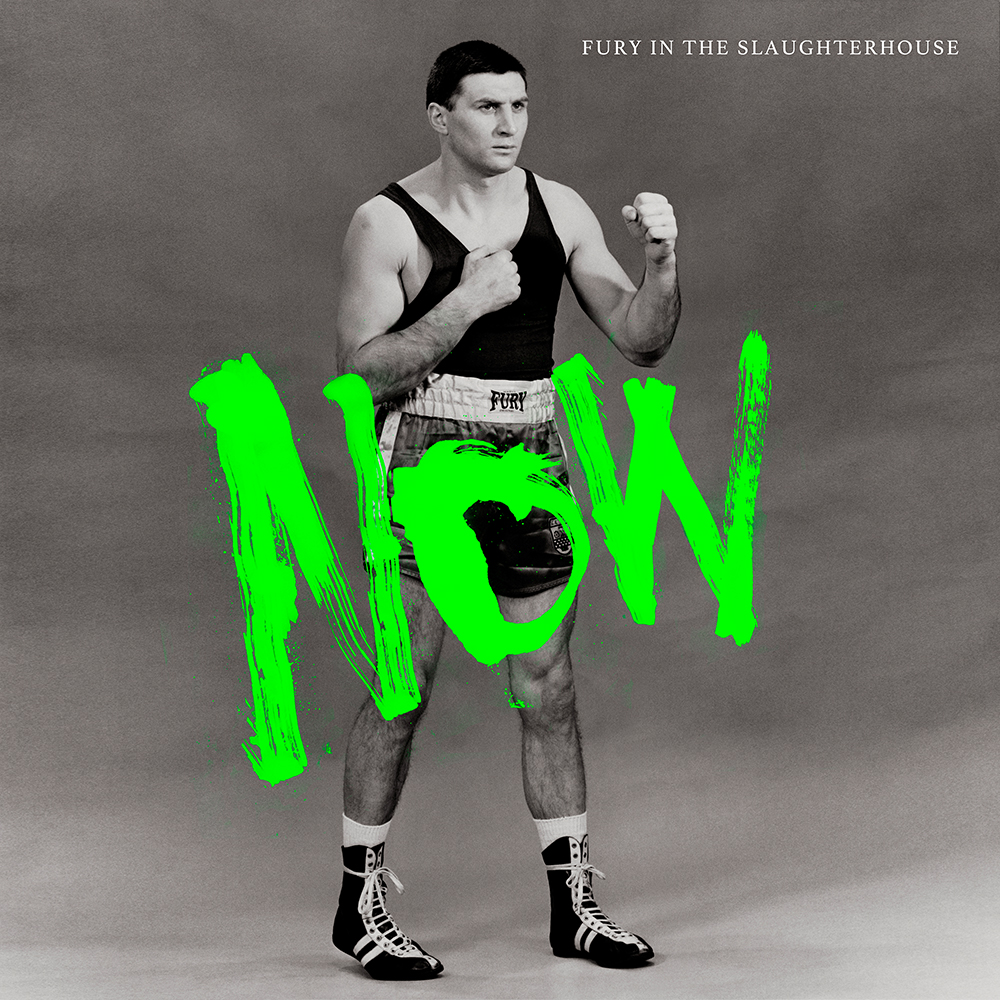 Cover einer CD - Mann in Boxanzug und neongrüner Schriftzug "Now"