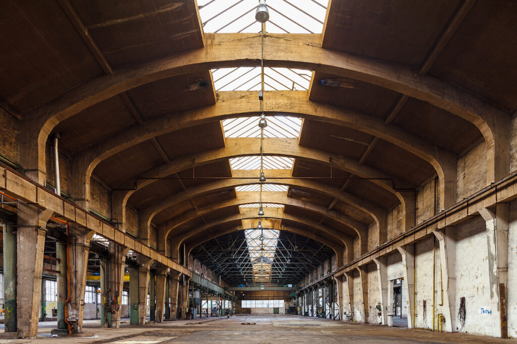 Der Innenraum einer großen leerstehenden Industriehalle