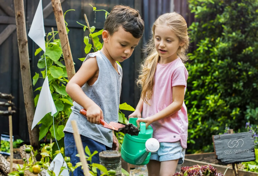 Kinder bei der Gartenkinder