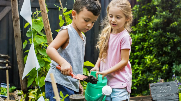 Kinder bei der Gartenkinder