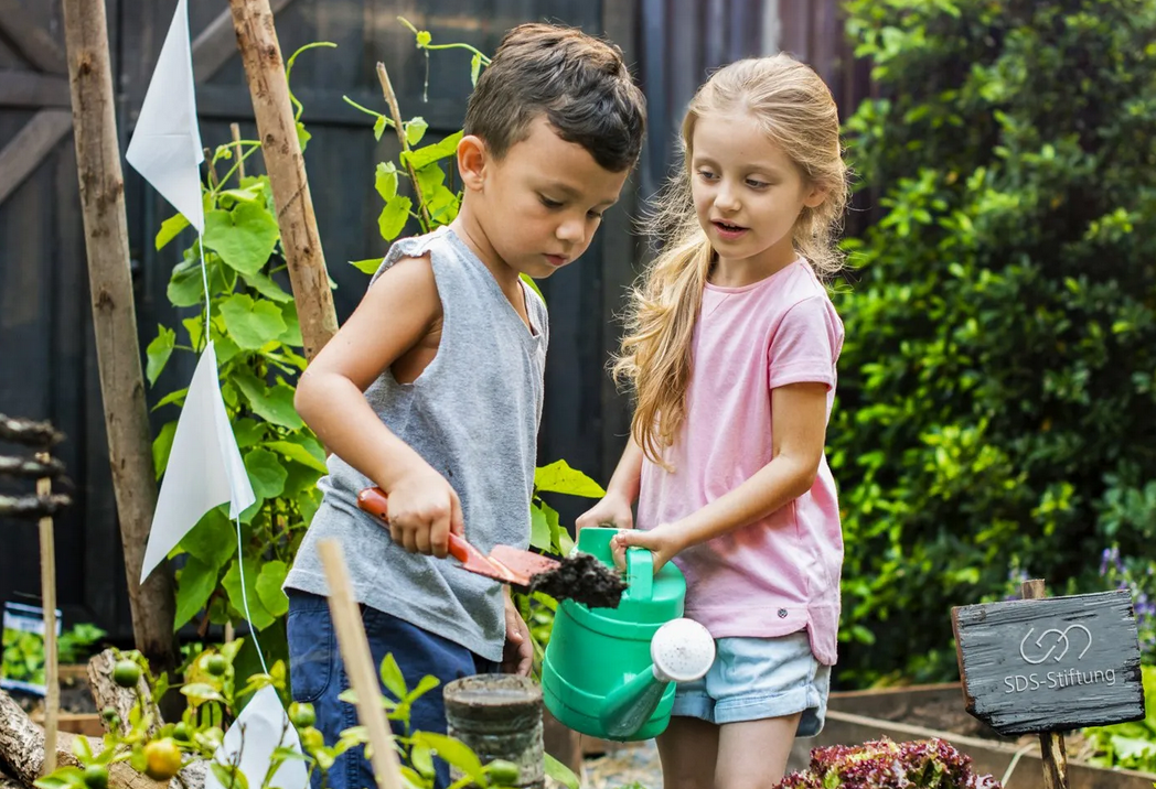 Kinder bei der Gartenkinder