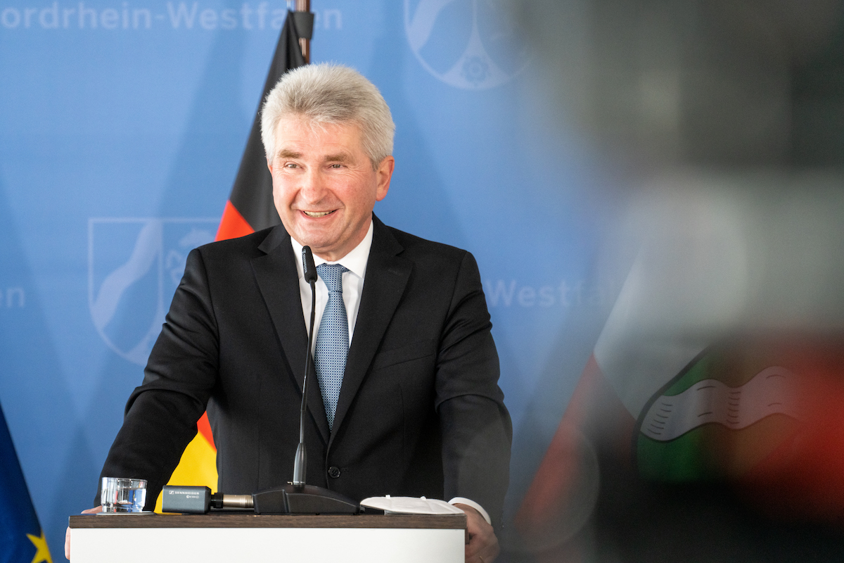 NRW-Digitalminister Andreas Pinkwart steht an einem Rednerpult