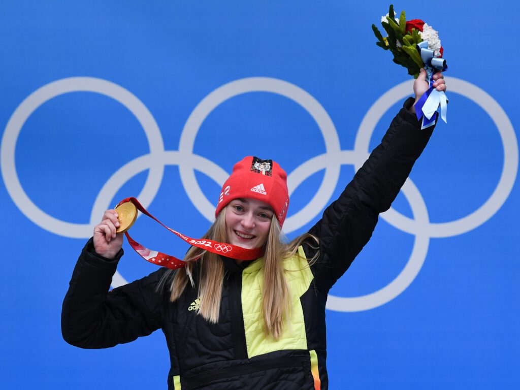 Sportlerin präsentiert Goldmedaille