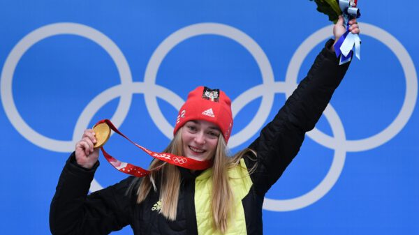 Sportlerin präsentiert Goldmedaille