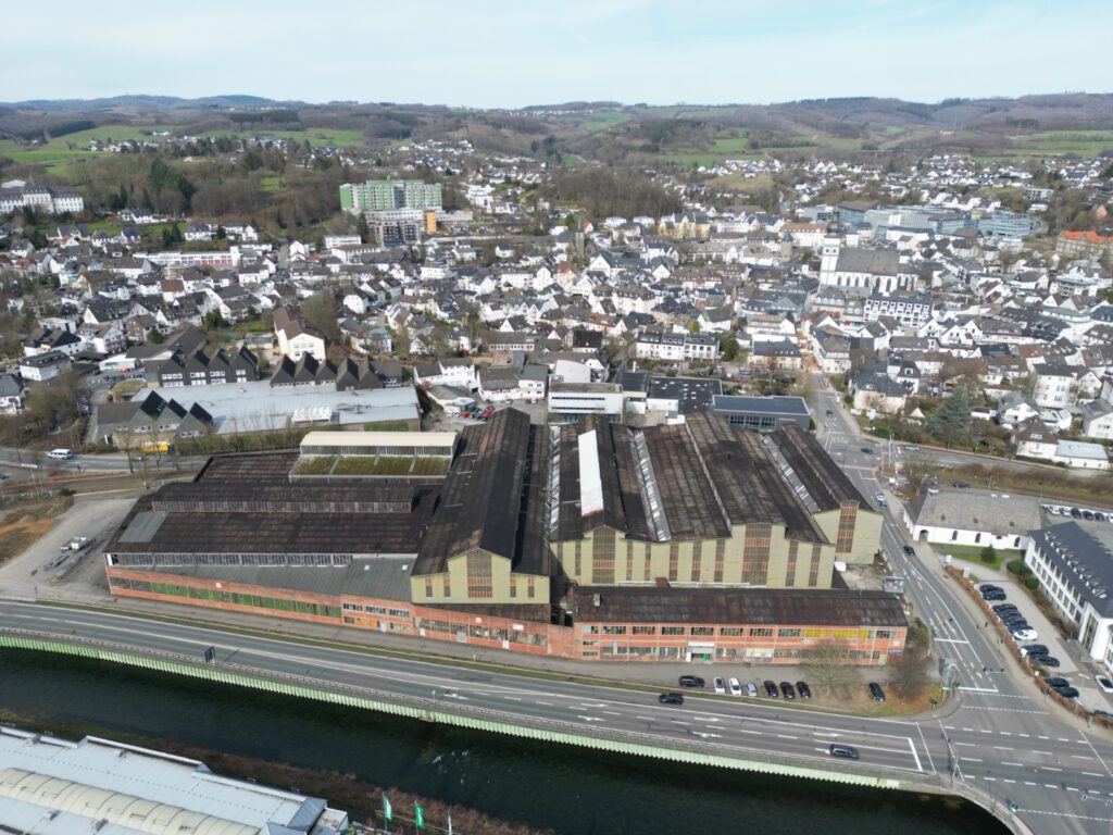 Luftbild der ehemaligen Hoesch-Hallen in Attendorn
