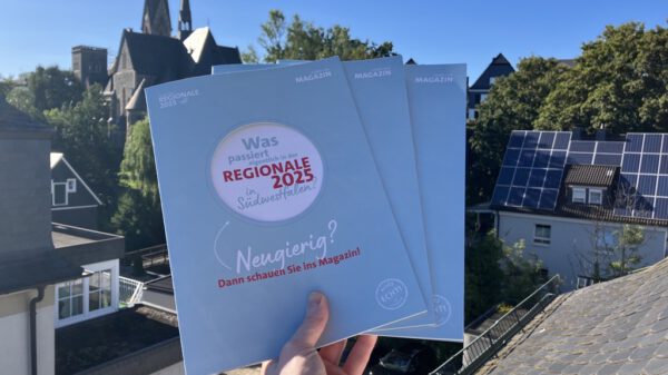 Ein Hand hält das neue Magazin der Regionale 2025.