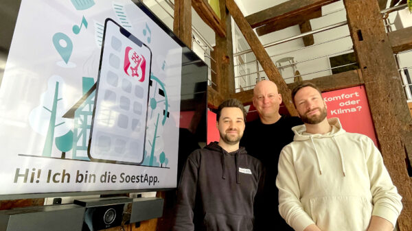 Die neue SoestApp ist ab sofort verfügbar. Helge Ernst vom stadtLABOR der Stadt Soest sowie Alex Stühl und Dennis Wiosna vom hiesigen Start Up SWCode (von rechts) stellten die Startversion vor.