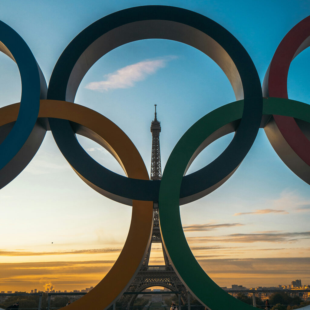 Blick durch olmpische Ringe auf den Eifelturm in Paris